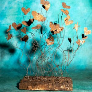 Cascata di cuori da una trave antica