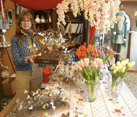 Fausta Bianchi nello studio con le mie opere